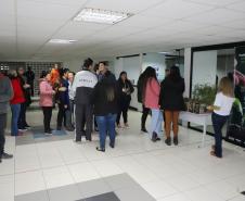 Fila de pessoas para conhecer o estande do IAT
