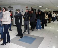 Fila de pessoas para conhecer o estande do IAT