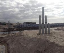 Estacas instaladas a margem do Rio Matinhos