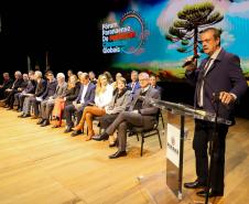 Foto dos servidores governo do Estado no palco