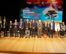 Foto dos servidores governo do Estado no palco
