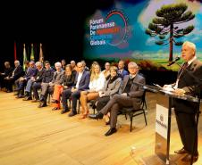 Foto dos servidores governo do Estado no palco
