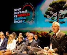 Apresentação fórum Paranaense de Mudanças Climáticas com membros assentados e apresentador discursando