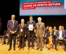 Foto dos servidores governo do Estado no palco