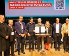 Foto dos servidores governo do Estado no palco