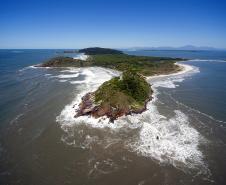 Visão aérea em dia ensolarado da Ilha do Mel.