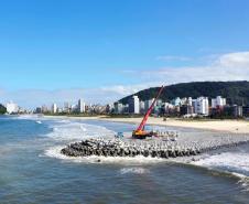 Trator na construção da praia