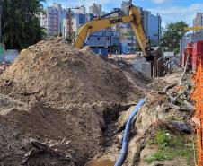 Um trator em meio a construção