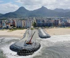 Trator na construção da praia
