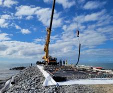 Trator na construção da praia