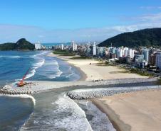 Trator na construção da praia