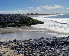 Beira mar de pedras para a construção da revitalização da orla
