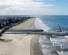Trator na construção da praia