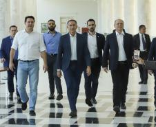 Curitiba, 18 de setembro de 2023 - O governador Carlos Massa Ratinha Jr., ao lado do ministro da Integração e do Desenvolvimento Regional, Waldez Góes, e do diretor da Agência Nacional das Águas, Felipe de Mello S. Cunha, assina o Termo de Adesão ao Pacto pela Governança da Água.