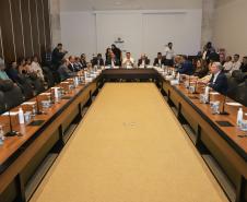 Curitiba, 18 de setembro de 2023 - O governador Carlos Massa Ratinha Jr., ao lado do ministro da Integração e do Desenvolvimento Regional, Waldez Góes, e do diretor da Agência Nacional das Águas, Felipe de Mello S. Cunha, assina o Termo de Adesão ao Pacto pela Governança da Água.