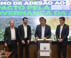 Curitiba, 18 de setembro de 2023 - O governador Carlos Massa Ratinha Jr., ao lado do ministro da Integração e do Desenvolvimento Regional, Waldez Góes, e do diretor da Agência Nacional das Águas, Felipe de Mello S. Cunha, assina o Termo de Adesão ao Pacto pela Governança da Água.