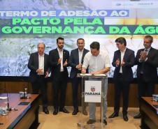 Curitiba, 18 de setembro de 2023 - O governador Carlos Massa Ratinha Jr., ao lado do ministro da Integração e do Desenvolvimento Regional, Waldez Góes, e do diretor da Agência Nacional das Águas, Felipe de Mello S. Cunha, assina o Termo de Adesão ao Pacto pela Governança da Água.