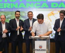 Curitiba, 18 de setembro de 2023 - O governador Carlos Massa Ratinha Jr., ao lado do ministro da Integração e do Desenvolvimento Regional, Waldez Góes, e do diretor da Agência Nacional das Águas, Felipe de Mello S. Cunha, assina o Termo de Adesão ao Pacto pela Governança da Água.