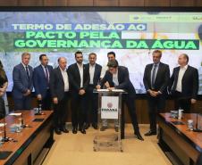 Curitiba, 18 de setembro de 2023 - O governador Carlos Massa Ratinha Jr., ao lado do ministro da Integração e do Desenvolvimento Regional, Waldez Góes, e do diretor da Agência Nacional das Águas, Felipe de Mello S. Cunha, assina o Termo de Adesão ao Pacto pela Governança da Água.