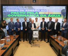 Curitiba, 18 de setembro de 2023 - O governador Carlos Massa Ratinha Jr., ao lado do ministro da Integração e do Desenvolvimento Regional, Waldez Góes, e do diretor da Agência Nacional das Águas, Felipe de Mello S. Cunha, assina o Termo de Adesão ao Pacto pela Governança da Água.