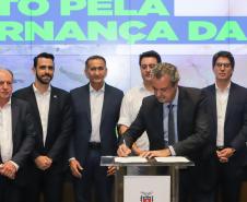 Curitiba, 18 de setembro de 2023 - O governador Carlos Massa Ratinha Jr., ao lado do ministro da Integração e do Desenvolvimento Regional, Waldez Góes, e do diretor da Agência Nacional das Águas, Felipe de Mello S. Cunha, assina o Termo de Adesão ao Pacto pela Governança da Água.