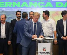 Curitiba, 18 de setembro de 2023 - O governador Carlos Massa Ratinha Jr., ao lado do ministro da Integração e do Desenvolvimento Regional, Waldez Góes, e do diretor da Agência Nacional das Águas, Felipe de Mello S. Cunha, assina o Termo de Adesão ao Pacto pela Governança da Água.