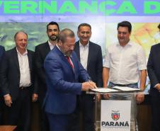 Curitiba, 18 de setembro de 2023 - O governador Carlos Massa Ratinha Jr., ao lado do ministro da Integração e do Desenvolvimento Regional, Waldez Góes, e do diretor da Agência Nacional das Águas, Felipe de Mello S. Cunha, assina o Termo de Adesão ao Pacto pela Governança da Água.