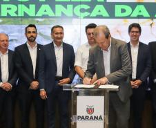 Curitiba, 18 de setembro de 2023 - O governador Carlos Massa Ratinha Jr., ao lado do ministro da Integração e do Desenvolvimento Regional, Waldez Góes, e do diretor da Agência Nacional das Águas, Felipe de Mello S. Cunha, assina o Termo de Adesão ao Pacto pela Governança da Água.