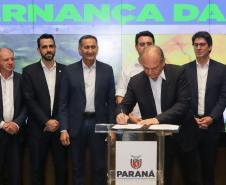 Curitiba, 18 de setembro de 2023 - O governador Carlos Massa Ratinha Jr., ao lado do ministro da Integração e do Desenvolvimento Regional, Waldez Góes, e do diretor da Agência Nacional das Águas, Felipe de Mello S. Cunha, assina o Termo de Adesão ao Pacto pela Governança da Água.
