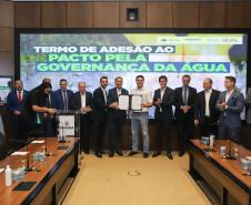 Curitiba, 18 de setembro de 2023 - O governador Carlos Massa Ratinha Jr., ao lado do ministro da Integração e do Desenvolvimento Regional, Waldez Góes, e do diretor da Agência Nacional das Águas, Felipe de Mello S. Cunha, assina o Termo de Adesão ao Pacto pela Governança da Água.