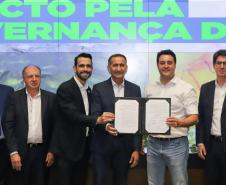 Curitiba, 18 de setembro de 2023 - O governador Carlos Massa Ratinha Jr., ao lado do ministro da Integração e do Desenvolvimento Regional, Waldez Góes, e do diretor da Agência Nacional das Águas, Felipe de Mello S. Cunha, assina o Termo de Adesão ao Pacto pela Governança da Água.
