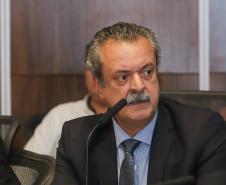 Curitiba, 18 de setembro de 2023 - O governador Carlos Massa Ratinha Jr., ao lado do ministro da Integração e do Desenvolvimento Regional, Waldez Góes, e do diretor da Agência Nacional das Águas, Felipe de Mello S. Cunha, assina o Termo de Adesão ao Pacto pela Governança da Água.