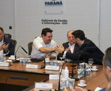 Curitiba, 18 de setembro de 2023 - O governador Carlos Massa Ratinha Jr., ao lado do ministro da Integração e do Desenvolvimento Regional, Waldez Góes, e do diretor da Agência Nacional das Águas, Felipe de Mello S. Cunha, assina o Termo de Adesão ao Pacto pela Governança da Água.