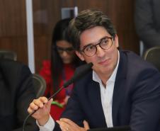 Curitiba, 18 de setembro de 2023 - O governador Carlos Massa Ratinha Jr., ao lado do ministro da Integração e do Desenvolvimento Regional, Waldez Góes, e do diretor da Agência Nacional das Águas, Felipe de Mello S. Cunha, assina o Termo de Adesão ao Pacto pela Governança da Água.