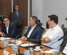 Curitiba, 18 de setembro de 2023 - O governador Carlos Massa Ratinha Jr., ao lado do ministro da Integração e do Desenvolvimento Regional, Waldez Góes, e do diretor da Agência Nacional das Águas, Felipe de Mello S. Cunha, assina o Termo de Adesão ao Pacto pela Governança da Água.