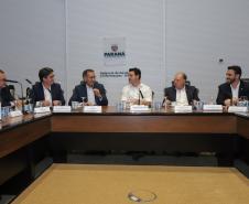 Curitiba, 18 de setembro de 2023 - O governador Carlos Massa Ratinha Jr., ao lado do ministro da Integração e do Desenvolvimento Regional, Waldez Góes, e do diretor da Agência Nacional das Águas, Felipe de Mello S. Cunha, assina o Termo de Adesão ao Pacto pela Governança da Água.