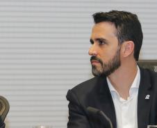 Curitiba, 18 de setembro de 2023 - O governador Carlos Massa Ratinha Jr., ao lado do ministro da Integração e do Desenvolvimento Regional, Waldez Góes, e do diretor da Agência Nacional das Águas, Felipe de Mello S. Cunha, assina o Termo de Adesão ao Pacto pela Governança da Água.