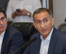 Curitiba, 18 de setembro de 2023 - O governador Carlos Massa Ratinha Jr., ao lado do ministro da Integração e do Desenvolvimento Regional, Waldez Góes, e do diretor da Agência Nacional das Águas, Felipe de Mello S. Cunha, assina o Termo de Adesão ao Pacto pela Governança da Água.
