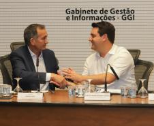 Curitiba, 18 de setembro de 2023 - O governador Carlos Massa Ratinha Jr., ao lado do ministro da Integração e do Desenvolvimento Regional, Waldez Góes, e do diretor da Agência Nacional das Águas, Felipe de Mello S. Cunha, assina o Termo de Adesão ao Pacto pela Governança da Água.