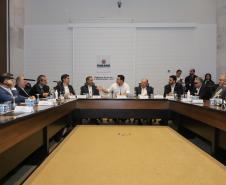 Curitiba, 18 de setembro de 2023 - O governador Carlos Massa Ratinha Jr., ao lado do ministro da Integração e do Desenvolvimento Regional, Waldez Góes, e do diretor da Agência Nacional das Águas, Felipe de Mello S. Cunha, assina o Termo de Adesão ao Pacto pela Governança da Água.