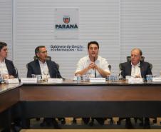 Curitiba, 18 de setembro de 2023 - O governador Carlos Massa Ratinha Jr., ao lado do ministro da Integração e do Desenvolvimento Regional, Waldez Góes, e do diretor da Agência Nacional das Águas, Felipe de Mello S. Cunha, assina o Termo de Adesão ao Pacto pela Governança da Água.