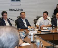 Curitiba, 18 de setembro de 2023 - O governador Carlos Massa Ratinha Jr., ao lado do ministro da Integração e do Desenvolvimento Regional, Waldez Góes, e do diretor da Agência Nacional das Águas, Felipe de Mello S. Cunha, assina o Termo de Adesão ao Pacto pela Governança da Água.