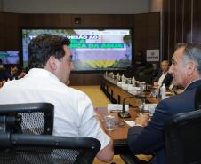 Curitiba, 18 de setembro de 2023 - O governador Carlos Massa Ratinha Jr., ao lado do ministro da Integração e do Desenvolvimento Regional, Waldez Góes, e do diretor da Agência Nacional das Águas, Felipe de Mello S. Cunha, assina o Termo de Adesão ao Pacto pela Governança da Água.