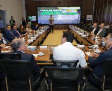 Curitiba, 18 de setembro de 2023 - O governador Carlos Massa Ratinha Jr., ao lado do ministro da Integração e do Desenvolvimento Regional, Waldez Góes, e do diretor da Agência Nacional das Águas, Felipe de Mello S. Cunha, assina o Termo de Adesão ao Pacto pela Governança da Água.