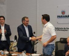 Curitiba, 18 de setembro de 2023 - O governador Carlos Massa Ratinha Jr., ao lado do ministro da Integração e do Desenvolvimento Regional, Waldez Góes, e do diretor da Agência Nacional das Águas, Felipe de Mello S. Cunha, assina o Termo de Adesão ao Pacto pela Governança da Água.