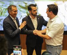 Curitiba, 18 de setembro de 2023 - O governador Carlos Massa Ratinha Jr., ao lado do ministro da Integração e do Desenvolvimento Regional, Waldez Góes, e do diretor da Agência Nacional das Águas, Felipe de Mello S. Cunha, assina o Termo de Adesão ao Pacto pela Governança da Água.