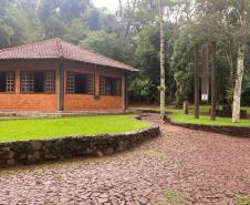 Cabana de tijolos em meio a trilha de pedras do Parque Estadual Cabeça do Cachorro.