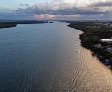 Rio Paraná ao entardecer.