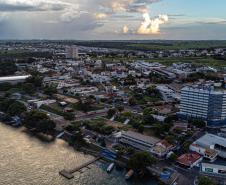 Cidade de Porto Rico ao entardecer.