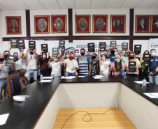 Beneficiários posando para a foto em evento de entrega dos títulos.
